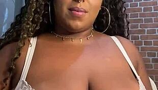 morena peituda bbw ebony showing off her fat tits cleavage on webcam 😍🔥