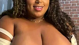 morena peituda bbw ebony showing off her fat tits cleavage on webcam 😍🔥