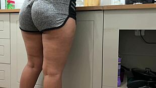 damn enteada catches me washing dishes now she gapes her huge curvy latina ass 😍🍑