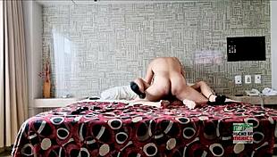 quiero que me cojas duro mientras mi marido mira por videollamada