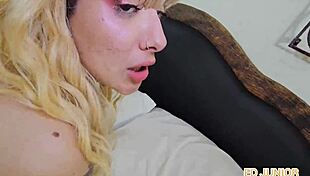 Fumando e fudendo sem camisinha morena completa no red e sheer