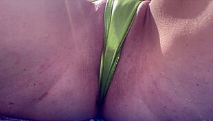 italian milf flashes tight shaved pussy on miami beach 😈🏖️🍑