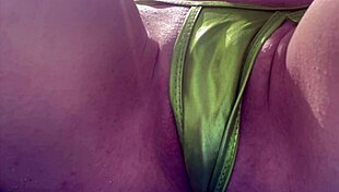 italian milf flashes tight shaved pussy on miami beach 😈🏖️🍑