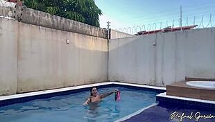 peguei minha vizinha gostosa brincando em seu quintal com uma máquina de sexo - drii cordeiro bent over big ass creampie