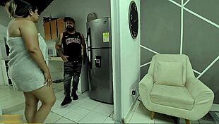 Mujer Madura Trades Fridge Fix for Rough Tech Pounding and Milk Extraction
