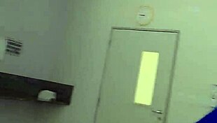 Eu no hospital e ele tarado me fez chupar ate gozar forte