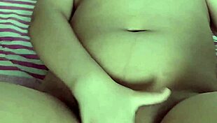 Gravidinha delicinha enfia brinquedo na buceta orgasmo vadia louca