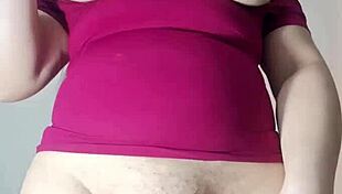 Madrastra puta latina colombiana flashes cameltoe in leggings, masturbates wet pussy for hijastro.