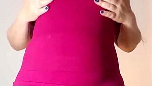 Madrastra puta latina colombiana flashes cameltoe in leggings, masturbates wet pussy for hijastro.