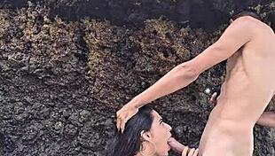 transei com essa casada gostosa na praia big ass big cock wild 😈🍑