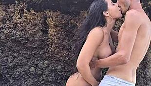 transei com essa casada gostosa na praia big ass big cock wild 😈🍑
