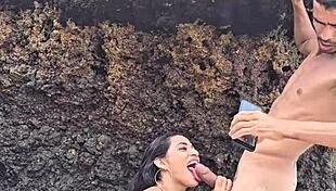 transei com essa casada gostosa na praia big ass big cock wild 😈🍑
