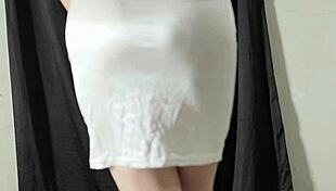 damn perfect body but she fingers pussy solo no boyfriend around