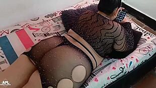 ay madrastra puta, mira tu culo grande mientras me chupas la polla y te cojo en cuatro parte 1