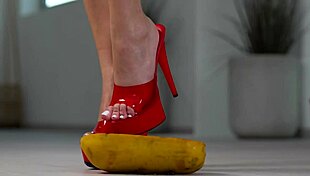 watch this tiny babe smash fruits in heels... foot fetish heaven! 👠🍇