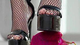 watch this tiny babe smash fruits in heels... foot fetish heaven! 👠🍇