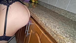 la mucama caliente se masturba en la cocina frotando su coño mojado hasta el orgasmo.