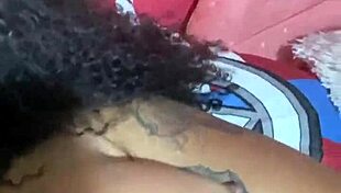 câmera escondida pega morena mijando e se masturbando na buceta