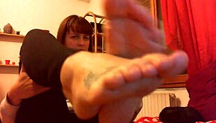 Curvy italian milf bares sweaty feet toes after yoga class dirty talk homemade
