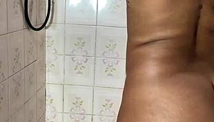 câmera escondida pega morena mijando e se masturbando na buceta