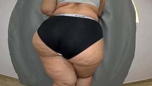 hey watch me shake this fat colombian milf ass and huge pussy lips pov style