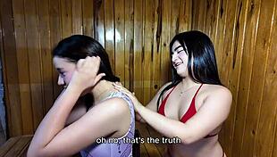 mi amiga y yo jugamos en la cocina hasta que nos besamos y lamemos pussy en scissoring lesbico caliente