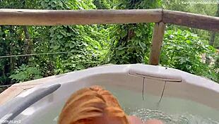 ruiva gostosa chupando e quicando na piroca na banheira 😍🔥💦