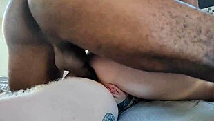 Meu namorado e eu pegamos essa gorda albina pra uma dp bem suculenta e molhada