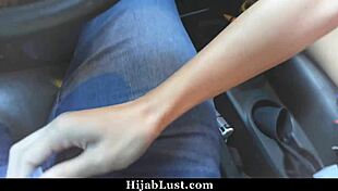 Alexia Anders devours boyfriend's cock in car hijablust