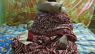 Desi Bhabhi Sneakily Flashes Intimate View to Secret Boyfriend