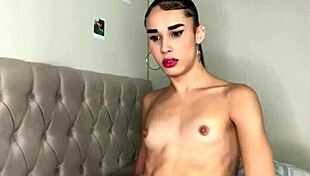 transex safadinha strokes her cock so cute 😘💦