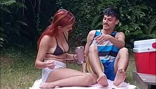 Fui tomar sol e o vizinho me pegou fodendo gostoso do lado de fora!!
