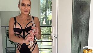 joy sublime blonde se fait pénétrer par deux bites