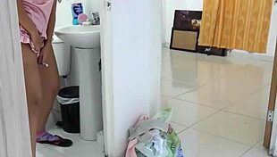 encuentro a mi hijastra masturbandose con su cepillo de dientes y aprovecho la oportunidad para meterle mi verga directo al coño para quitarle la calentura 😏