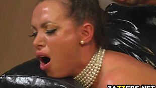 nikki's slurpin that cock so sloppy 😩💦 wanna see her gag n drip??