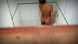 amiga de la universidad se queda de vacaciones en casa