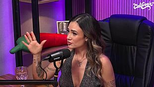 Loira peituda e ruiva dominatrix s�o as rainhas da putaria e mostram at� o cu no estudio