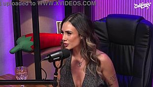 Loira peituda e ruiva dominatrix s�o as rainhas da putaria e mostram at� o cu no estudio