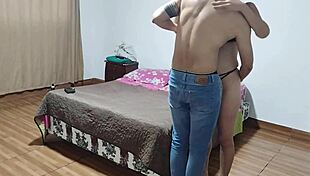Una abuela fetichista de latex hace cardio con uno de sus amigos jovenes del gimnasio