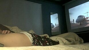 mi hermanastro me invita a su cuarto a ver una película y termino clavada en su polla