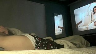 mi hermanastro me invita a su cuarto a ver una película y termino clavada en su polla
