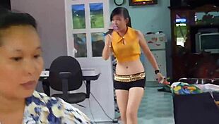 vietnamese bride dances sexy at wedding