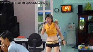 vietnamese bride dances sexy at wedding