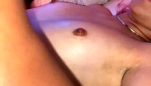 Le hago un masaje a mi hijastra latina colombiana y le chupo su vagina 😘