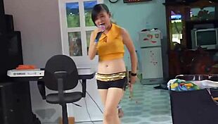 vietnamese bride dances sexy at wedding