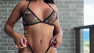 Puta Casada Experimentando Novos Biquinis Safados E Transparentes Na Praia