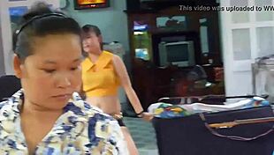 vietnamese bride dances sexy at wedding