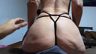 Una abuela fetichista de latex hace cardio con uno de sus amigos jovenes del gimnasio