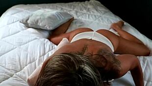 Milena in sexy lingerie bianca mi sfrego e masturbo la fica