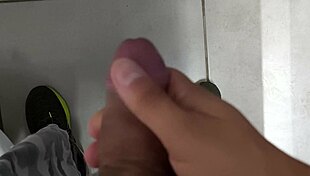 punheta muito gostosa do corno no banheiro publico